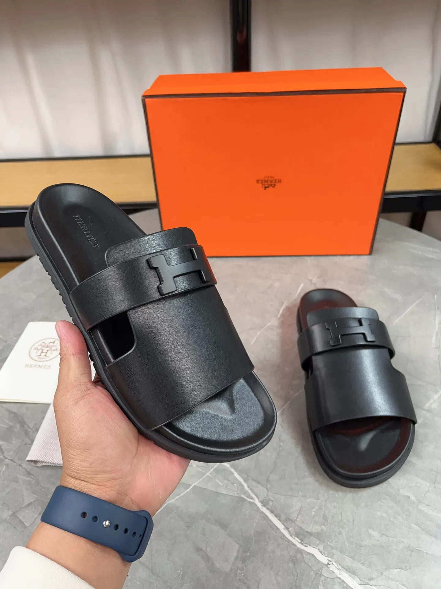 p440🐮🐮H family classic (couples) buckle slippers ✅ Hermes Hermes spring and summer sandals series! Classic style, always popular slippers - sandals, great with any combination! ! ! Upper: imported palmprint PU inner lining: imported mixed sheepskin Outsole: Tpu non-slip and wear-resistant outsole Female size: 35-40 (41 customized) Male size: 39-45 (39.45 customized)